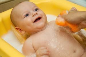 كيفية الاستحمام لطفل حديث الولادة: نصائح للآباء والأمهات الصغار