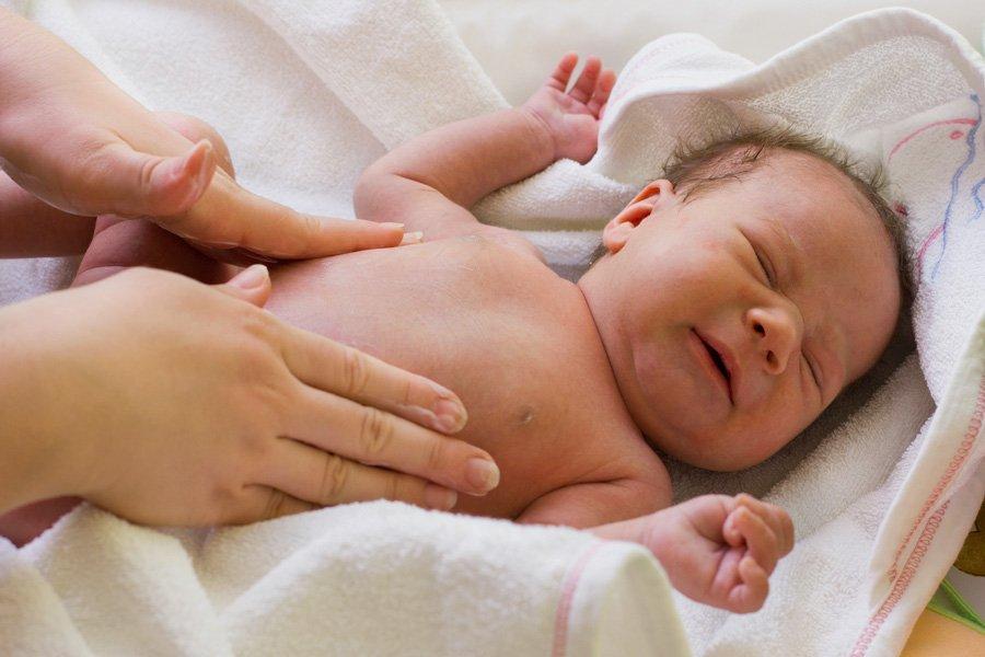 Koliken bei Säuglingen: 10 Tipps zur Schmerzlinderung bei einem Baby