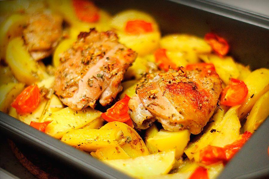 Hähnchenschenkel mit Kartoffeln im Ofen garen - schnell und lecker
