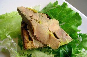 Schweinefleischleberpaste auf Brot und Kopfsalat