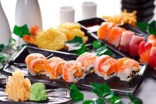 Leckere Sushi und Brötchen auf einem Teller
