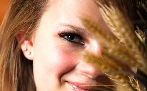 Момиче, което се крие зад колони от жито