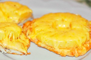Huhn mit Ananas und Käse auf einem Teller