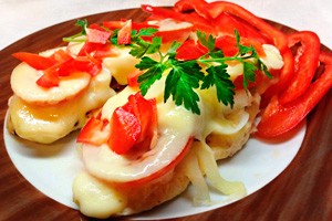 Französisches Huhn mit Tomate und rotem Pfeffer