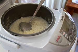 Milchbrei in einem Slow Cooker wird schnell und einfach gekocht.