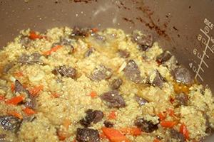 Bereiter Brei mit Fleisch und Gemüse in einer Mehrkocherschüssel