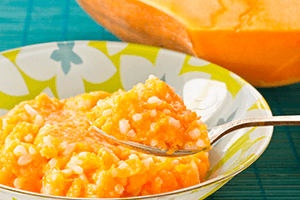Ярко оранжева каша с диня с ориз в цветна чиния