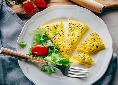 4 na mga recipe para sa paggawa ng pritong itlog at omelette mula sa mga itlog ng pugo