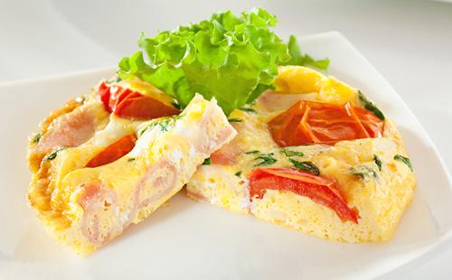 Omelet na may kamatis at ham: klasikong at orihinal na mga recipe