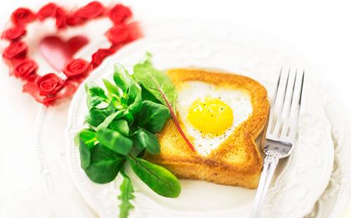 Brot in einem Ei  gebraten, wie man ein Omelett mit Wurst und Käse zum Frühstück brät