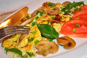 Omelett mit Pilzen und Frühlingszwiebeln