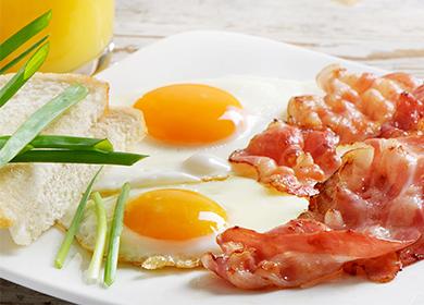 English breakfast: 4 na mga recipe para sa pritong itlog na may bacon