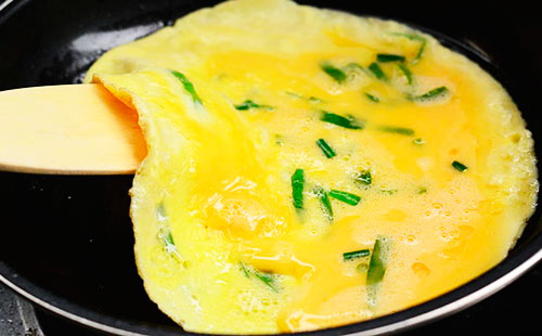 Paano i-flip ang isang omelet na may isang spatula
