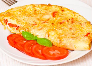 Omeleta s rajčaty na talíři