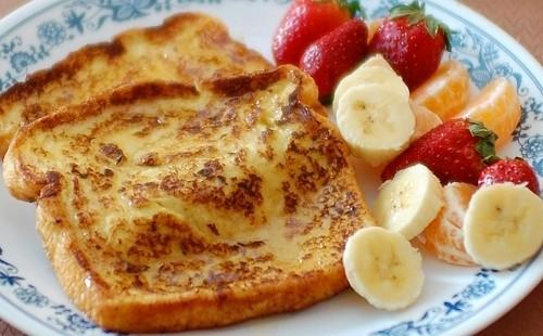 Γαλλικά κρουτόν και φρούτα για πρωινό
