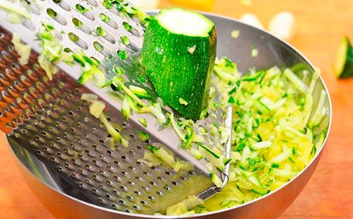 Kuskusin ang zucchini sa isang coarse grater