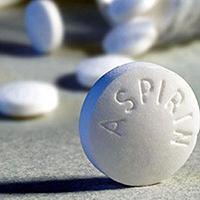 Ang aspirin tablet ay nakatayo sa gilid