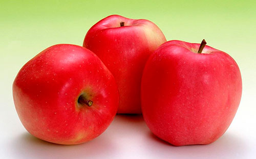 Три червени ябълки