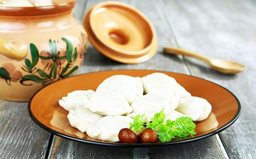 Mga tradisyonal na recipe para sa mga dumplings na may patatas at kabute at mga kabute lamang