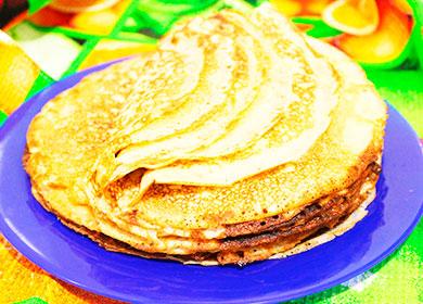 Mga pancakes sa isang asul na plato