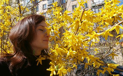 Olga atmet die Aromen gelber Blüten ein