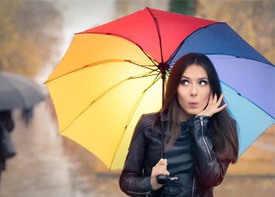 Mädchen in einer Lederjacke unter einem Regenschirm