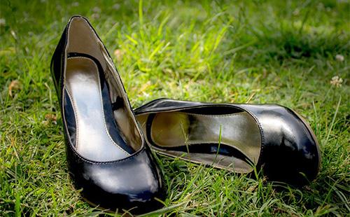 Кожени черни обувки на тревата