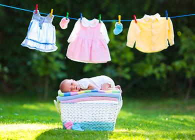 Baby liegt auf einem Stapel sauberer Wäsche
