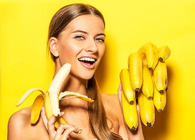Hübsches Mädchen mit Bananen auf einem gelben Hintergrund