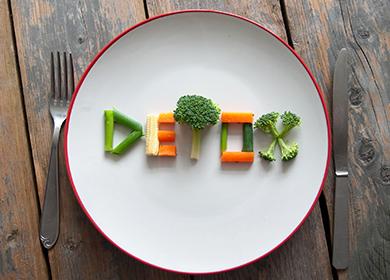 Briefe von Gemüse auf einem Teller