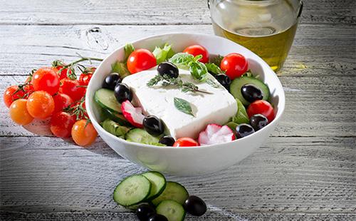 Greek salad at isang piraso ng keso