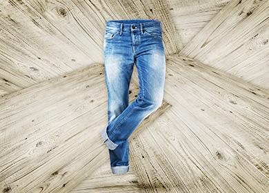 Jeans auf dem Boden