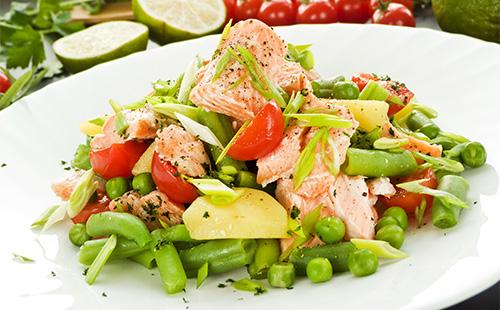 Salad na may mga gulay at salmon