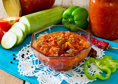Mga Recipe lecho mula sa zucchini para sa taglamig: isang ulam na Hungarian na may isang tuldok na Russian
