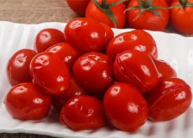 Gesalzene Tomaten auf einem Teller