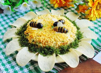 Syötävällä mehiläisellä koristeltu salaatti.
