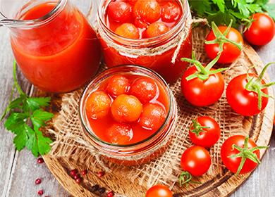 In Büchsen konservierte Tomaten in einem Glas und in den Grüns