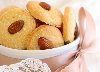 Almond cookies na pinalamutian ng pink ribbon.