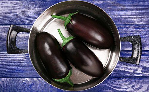 Tatlong eggplants sa isang kasirola