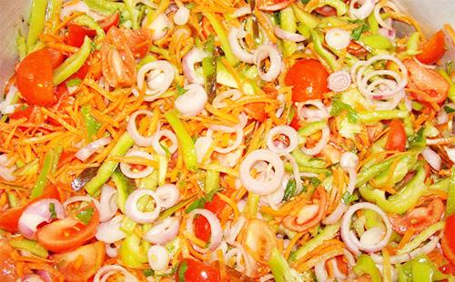 Mga gulay na salad sa isang kawali