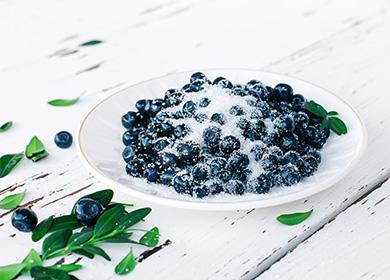Hinukay na blueberry na may at walang asukal: 5 mga recipe para sa isang malusog na dessert para sa taglamig