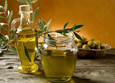 Olivenöl in einem Glas und in einer Flasche