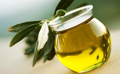 Glas Olivenöl