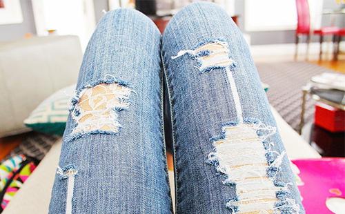 Spitze unter zerrissenen Jeans
