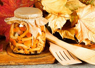 Eingelegte Honigpilze: Rezept für die Winterernte, Möglichkeiten, die natürliche Farbe der Pilze zu bewahren und geschnittene Beine anzulegen
