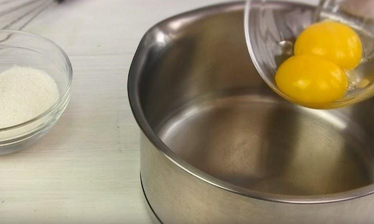 Habang ang paglamig ng gatas, kumuha ng dalawang yolks.