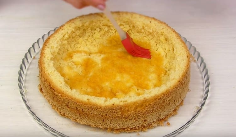 Ibabad ang base ng cake na may aprikot na alak.