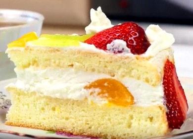 Masarap sponge cake na may whipped cream at prutas.