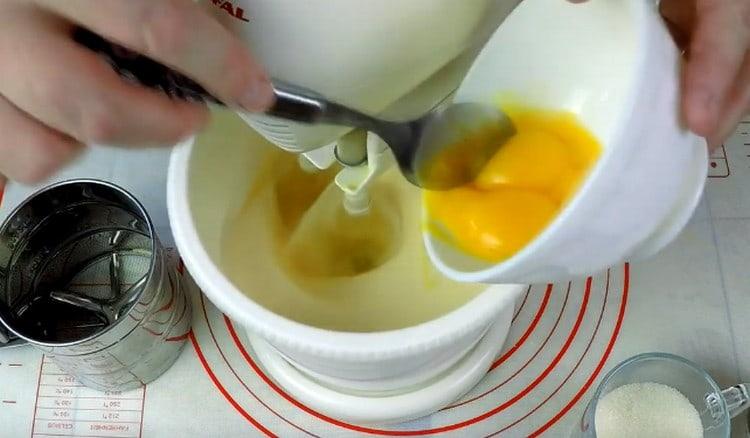 Isa-isa ipinapakilala namin ang mga yolks sa mga whipping protein.