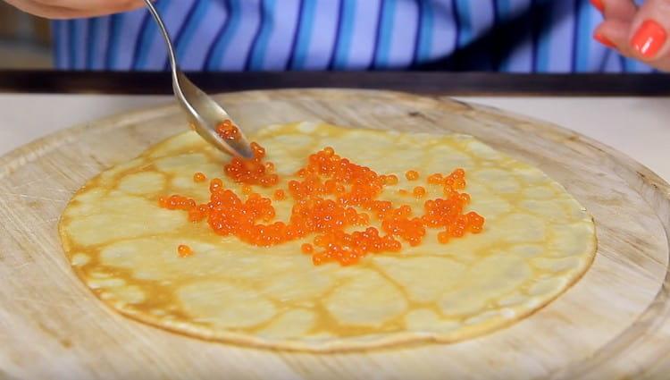Siehe auch, wie man Pfannkuchen richtig mit Kaviar einwickelt.
